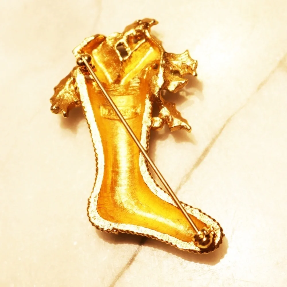 🎄 Vintage Napier Crystal Embellished Christmas Stocking Brooch 💫✨